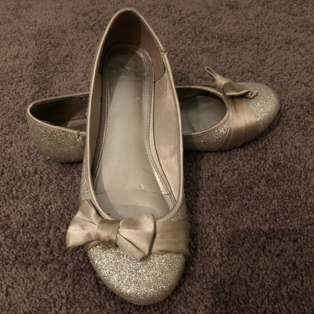 Gold/tan glitter flats.